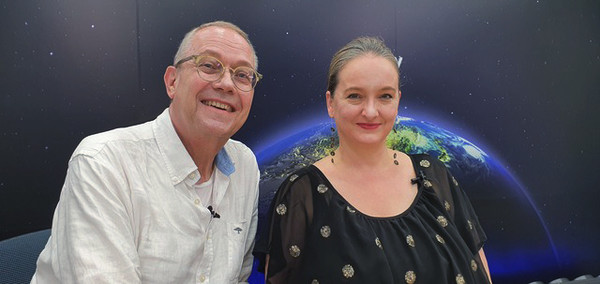 코르드 매예링(왼쪽) 작곡가와 조세린 가야금 연주자가 동양일보TV ‘사람풍경’에 출연 후  기념촬영 하고 있다.