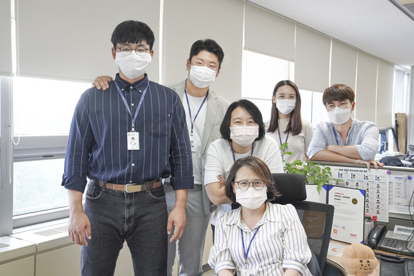 천안시미디어홍보팀(앞 김은영 팀장, 뒤 왼쪽부터 김세민‧남지호‧이서영‧김보혜‧박찬혁) / 천안시
