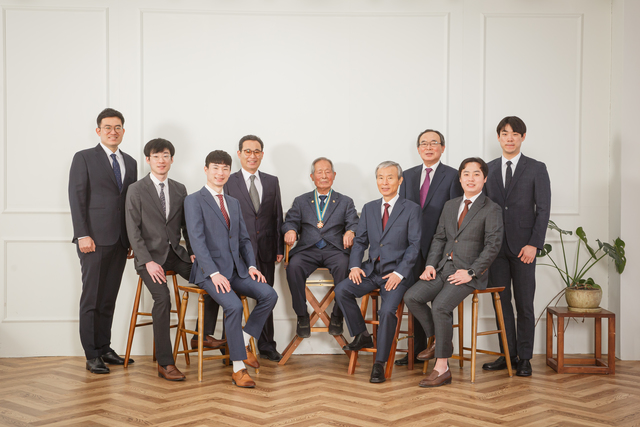 제천의 병역명문가 최남규씨 가문 가족사진. 가운데가 최남규씨. 최씨 가문은 6.25참전용사인 최남규씨부터 손자 5명까지 3대 9명이 모두 현역복무하는 등 221개월의 군복무기간을 달성, 올해 병역명문가로 선정됐다.