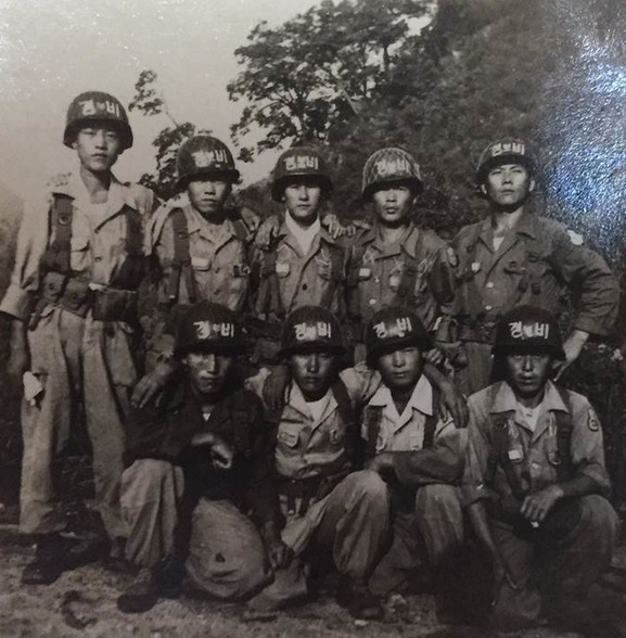 최남규(앞줄 오른쪽 두 번째)씨의 1952년 군 복무 시절 사진.