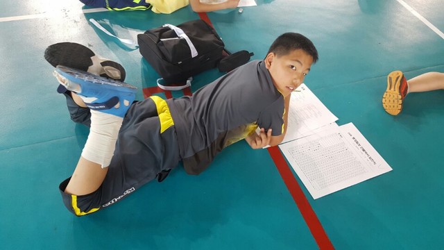 2016년 5월 20일 열린 24회 만물박사 선발대회. 깁스 투혼을 발휘한 충주 대림초 엄정민(5년)군.