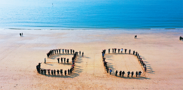 2021년 동양일보 창사 30주년을 앞두고 2020년 1월 충남 보령 앞바다를 찾은 사원들이 ‘30’이란 숫자를 겨울 백사장에 수놓았다. /드론 촬영 정희택 영상작가