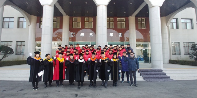 강동대 축구부 선수들이 류정윤 총장 등과 함께 학교 본관 앞에서 포즈를 취하고 있다.