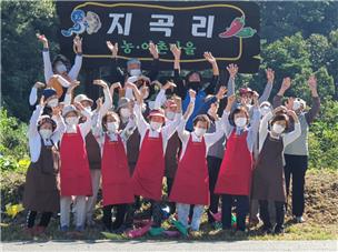 제천시 수산면 지곡리 마을사람들이 행복마을사업을 진행하면서 마을의 화합을 다지는 행사에 참여하고 있다.