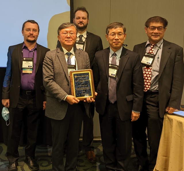 송철화 박사(왼쪽에서 두 번재)가 지난 1일(현지시간) 미국 워싱턴 D.C에서 열린 미국원자력학회 동계학술대회에서 '미국원자력학회 학술상'을 받고 기념촬영을 하고 있다.