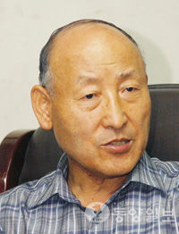 심사위원 정연덕 시인