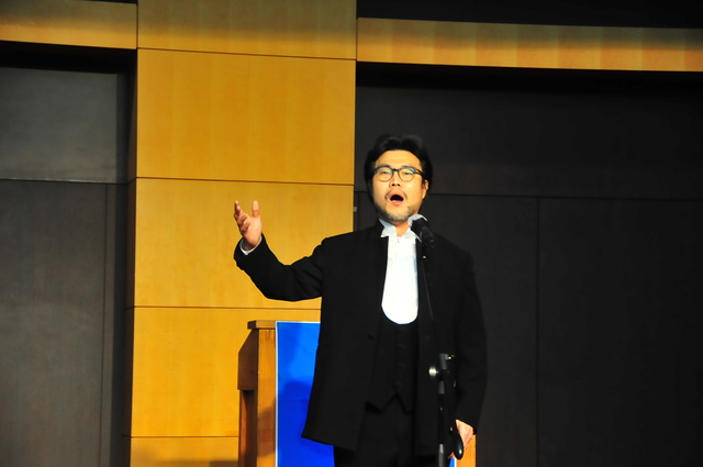 베이스 박광우 성악가가 축하공연을 하고 있다.