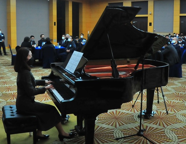 피아니스트 김지연씨가 피아노 반주를 하고 있다.