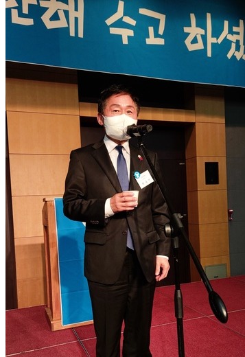 최충진 청주시의회 의장이 건배사를 하고 있다.