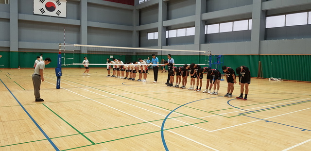 충북학교스포츠 배구대회를 석권한 한일중 배구동아리의 경기 모습