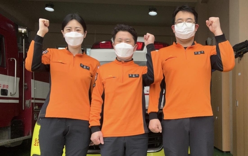 출산 도운 119구급대원들(왼쪽부터 이가을 소방교, 이영규 소방위, 심성보 소방장) / 충북소방본부