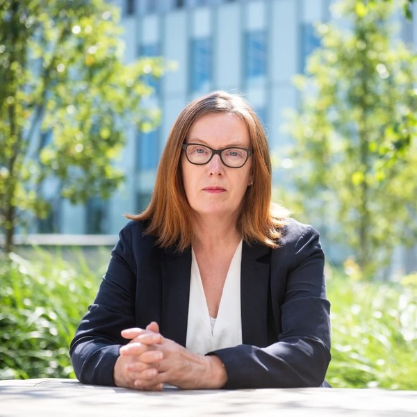 사라 길버트 교수