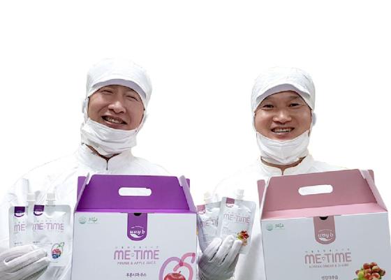 강창우(왼쪽)· 신윤섭 다비치농산(주) 이사가 생산 제품을 들어보이고 있다.