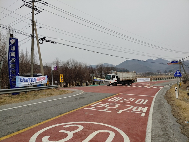 내북초등학교 앞 도로에 설치된 과속단속 카메라. 카메라는 학교와 약 200m 가량 떨어진 위치에 설치돼 있다. (사진=신우식 기자)
