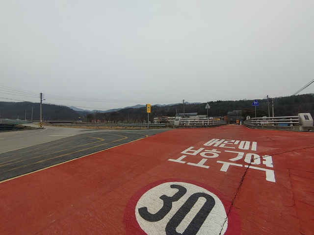 정작 내북초등학교 바로 앞 도로에는 과속단속 카메라가 없다.(사진=신우식 기자)