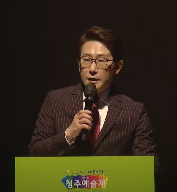 19회 청주예술제 종합개막식 사회를 맡은 김병재 MC.