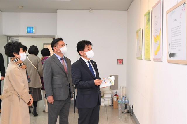 청주시의회 최충진 의장(오른쪽)이 지난 1일 청주예술의전당 전시실에서 19회 청주예술제의 문인협회 회원작품전을 둘러보고 있다.