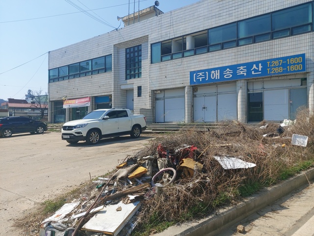 오창읍 구도심인 장대리에 10년 넘게 흉물스럽게 방치돼 있는 옛 농어촌공사 사옥.