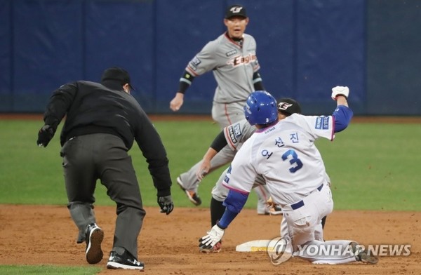 14일 대구 삼성라이온즈파크에서 열린 2022 프로야구 삼성라이온즈와 한화이글스와의 경기. 2회 말 1사 주자 1루 상황에서 1루 주자 삼성 오선진이 2루 도루를 시도하고 있다. /연합뉴스