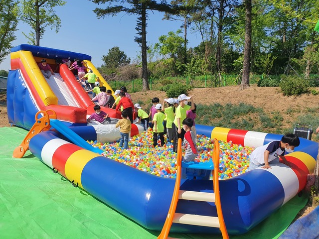 청주 석성초(교장 최향미)가 3일 100주년 어린이날을 맞아 가족·친구들과 신나게 뛰어놀 수 있는 ‘HAPPY 석성 어린이날 꿈 축제’를 열었다. 학생들이 에어바운스 공동체 놀이를 하고 있다.