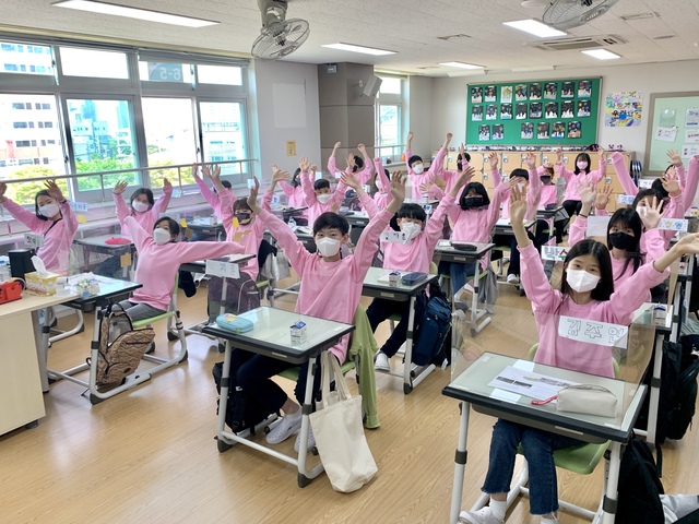 청주 직지초(교장 최용희)는 어린이날을 축하하는 마음을 담아 전교생에게 단체티 선물 꾸러미를 깜짝 전달했다.