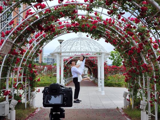 예비신랑이 카메라 타이머를 맞춘뒤 예비신부에게 달려가 번쩍 들어올리고 10초이상 활짝 웃고 있다. 3~4차례 반복하더니 인생샷을 건졌다.