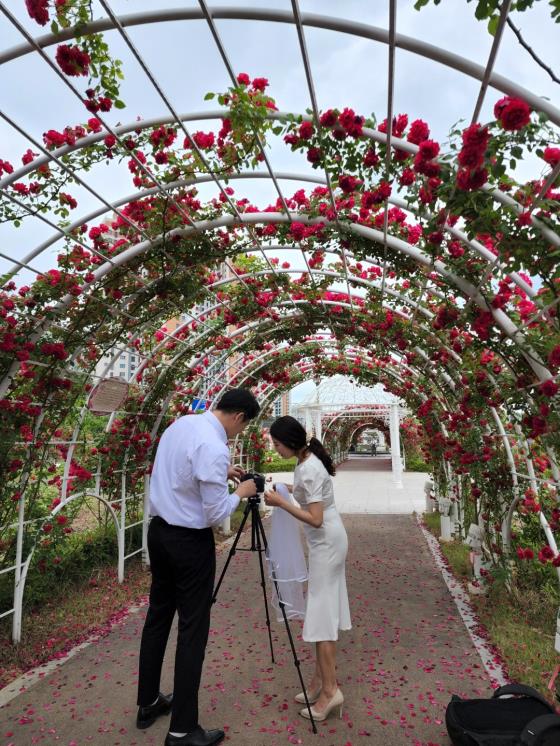 예비신랑신부가 셀프 촬영된 사진을 살펴보고 있다.