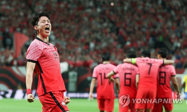  2일 오후 서울월드컵경기장에서 열린 남자 축구 국가대표팀 친선경기 한국과 브라질의 경기에서 황의조가 동점골을 넣은 뒤 기뻐하고 있다. 