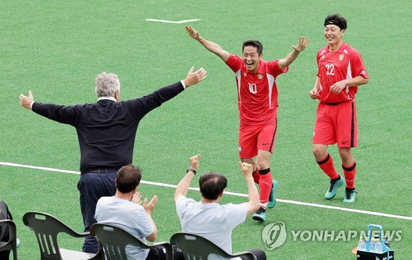 2002년 한일 월드컵 20주년을 맞아 5일 오후 서울월드컵경기장 보조구장에서 열린 '월드컵 레전드 올스타전'에서 2002 레전드팀 이영표가 역전골을 넣은 후 거스 히딩크 전 감독을 향해 뛰고 있다. 