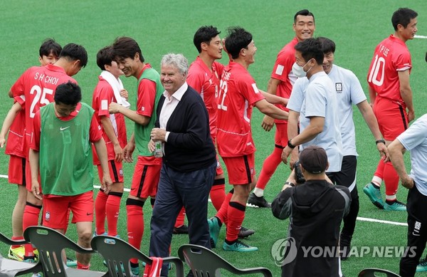 2002년 한일 월드컵 20주년을 맞아 5일 오후 서울월드컵경기장 보조구장에서 열린 '월드컵 레전드 올스타전'에서 후반전을 앞두고 거스 히딩크 전 감독과 2002레전드팀 선수들이 밝은 표정을 짓고 있다.