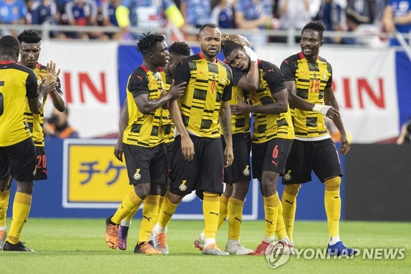 조던 아예우(가운데)의 골 축하하는 가나 선수들.