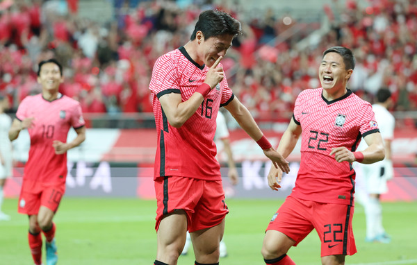 14일 오후 서울 마포구 서울월드컵경기장에서 열린 남자 축구 국가대표팀 친선경기 한국 대 이집트 경기에서 황의조가 선취골을 넣은 뒤 세리머니를 하고 있다.