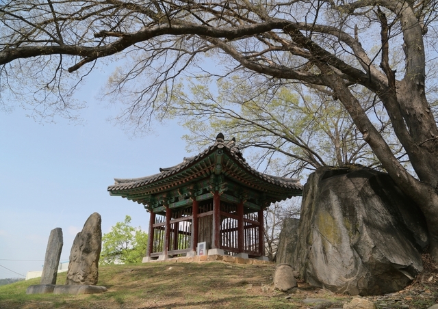 비중리 석조여래삼존상과 석조여래입상