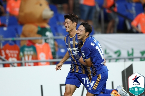 시즌 첫 골로 K리그 통산 20골-20도움 클럽에 가입한 울산 이청용(왼쪽).