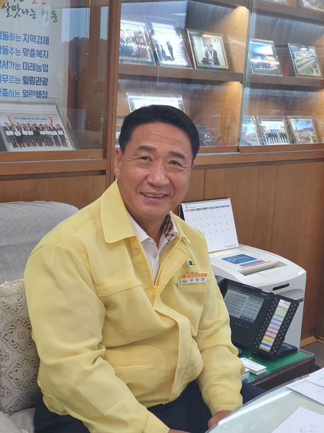 정영철 영동군수 집무 모습.