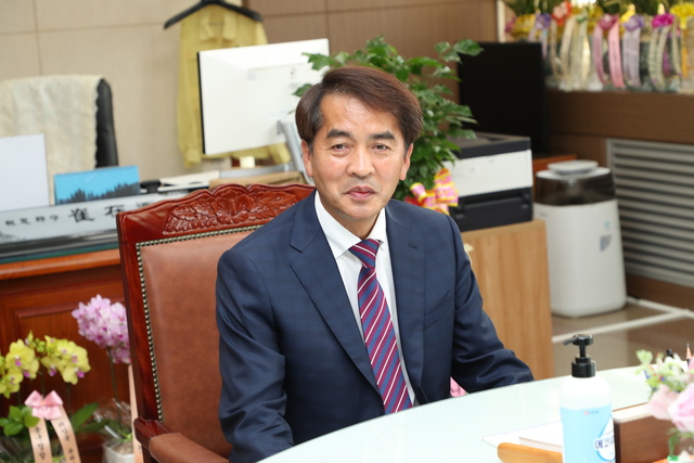 환하게 웃고 있는 최재형 보은군수