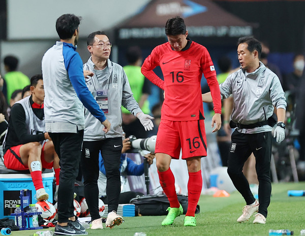 27일 오후 서울 마포구 서울월드컵경기장에서 열린 한국 대 카메룬 축구 대표팀의 평가전에서 황의조가 경기중 충돌로 고통을 호소한 뒤 교체아웃되고 있다.