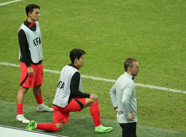 27일 오후 서울 마포구 서울월드컵경기장에서 열린 한국 대 카메룬 축구 대표팀의 평가전에서 이강인이 후반 몸을 풀고 있다. 
