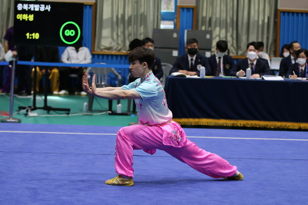 8일 오전 11시 울산남부초등학교에서 열린 우슈 장권전능 부분 남자일반부에서 이하성이 1위를 기록했다. (사진=맹찬호 기자)