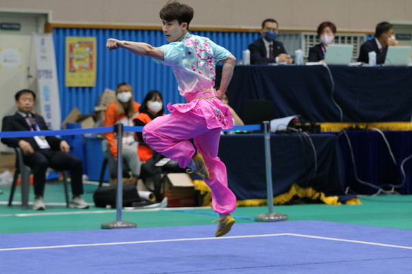 8일 오전 11시 울산남부초등학교에서 열린 우슈 장권전능 부분 남자일반부에서 이하성이 1위를 기록했다. (사진=맹찬호 기자)