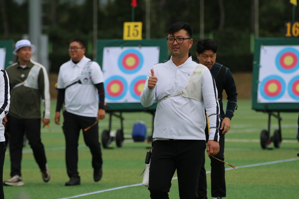 김우진(청주시청)이 103회 전국체육대회 양궁 50m기록경기서 1위를 차지해 엄지 손가락을 내밀고 있다. (사진=맹찬호 기자)