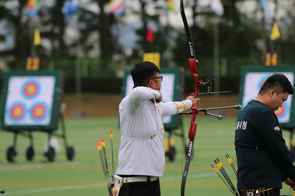 김우진(청주시청)이 9일 103회 전국체전 30m기록경기에서 화살을 날리고 있다. (사진=맹찬호 기자)