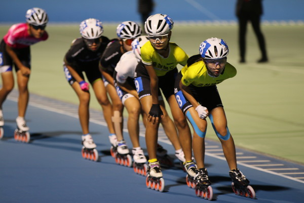 지정은(제천여고), 권혜림(청주여상)이 103회 전국체육대회 롤러 여자19세이하부 스피드E+P10000m 결승에서 선두를 달리고 있다. (사진=맹찬호 기자)