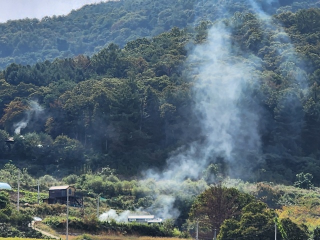  충북 괴산군 청천면의 한 마을 농가에서 영농폐비닐을 동시에 태우고 있는 모습. 