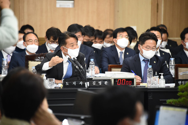 김영환 충북지사가 14일 충북도청 대회의실에서 열린 국정감사 질의에 답변하고 있다. (사진=맹찬호 기자)