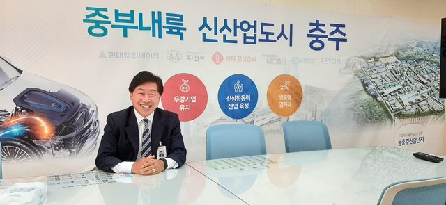 김대년 팀장이 시 청사 투자유치상담실에서 환하게 웃으며 충주지역 투자유치 상황을 설명하고 있다.