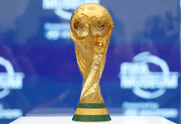 2022 카타르 월드컵 개막을 나흘 앞둔 16일(현지시간) 카타르 도하 FIFA 팬 페스티벌 행사장 내 설치된 FIFA 박물관 특별전시회 공식 오프닝 이벤트에서 공개된 대회 우승 트로피 모습.  /연합뉴스