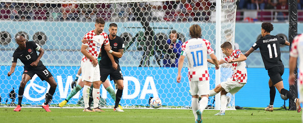  27일(현지시간) 카타르 도하의 칼리파 인터내셔널 스타디움에서 열린 2022 카타르 월드컵 조별리그 F조 크로아티아와 캐나다의 경기. 크로아티아 안드레이 크라마리치가 추가골을 성공시키고 있다.  /연합뉴스