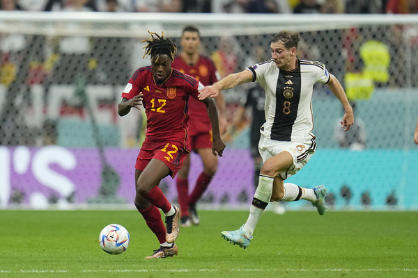 볼 다투는 스페인의 니코 윌리엄스(왼쪽)와 독일의 레온 고레츠카 /연합뉴스