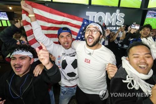 월드컵 16강 진출에 환호하는 미국 팬/연합뉴스